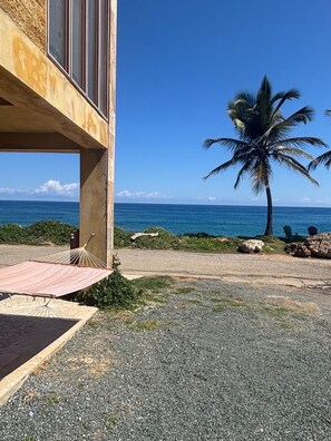 Vista frontal de la propiedad