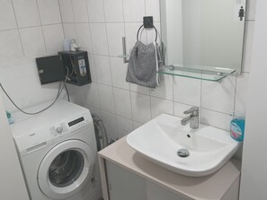 Apartment, 3 Bedrooms, Accessible | Bathroom shower - Charming 4-bedroom Apartment in Ludwigsburg With Central Heating (Ludwigsburg)