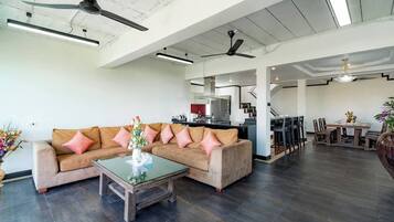 Villa, 5 Schlafzimmer, Raucher, eigener Pool | Wohnzimmer | Bücher