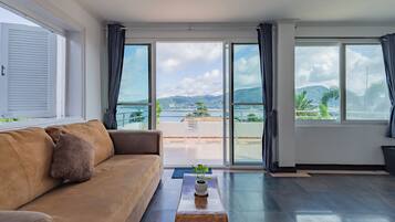 Villa, 5 camere da letto, fumatori, piscina privata | Area soggiorno | Libri