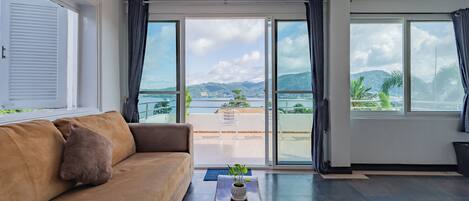 Villa, 5 Bedrooms, Smoking, Private Pool | Living area | Books