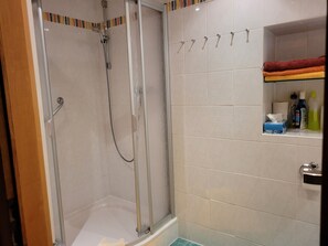 Dusche, Haartrockner, Handtücher, Seife