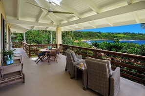 Outdoor dining - Moloaa Bay Villa & Cottage, beachfront on secluded white sand beach (Kilauea)