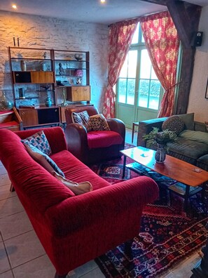 Cheminée, livres, médiathèque, chaîne hi-fi