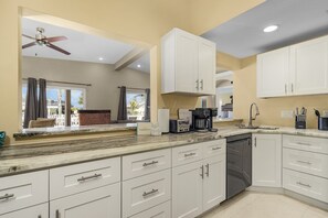 House, 4 Bedrooms | Private kitchen