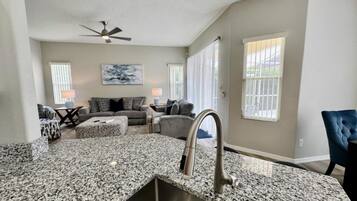 Villa, 5 Schlafzimmer | Wohnbereich | Smart-TV
