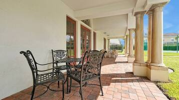 Villa, 5 Bedrooms | Outdoor dining