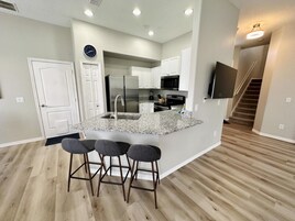 Refrigerador, horno, cafetera/tetera, tostadora