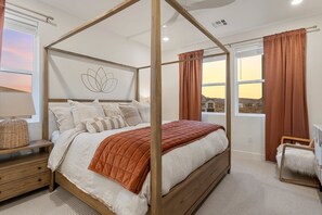 Condo, 3 Bedrooms | 3 bilik tidur, meja, ruang kerja komputer riba, seterika/papan seterika 