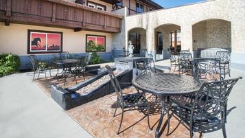 Villa, 2 Bedrooms | Outdoor dining