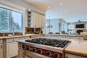 House, 6 Bedrooms | Private kitchen | Fridge, oven, coffee/tea maker, toaster