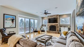 House, 6 Bedrooms | Ruang tamu | TV Pintar