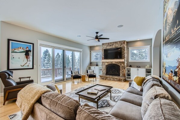 Casa, 6 quartos | Área de estar | Smart TV