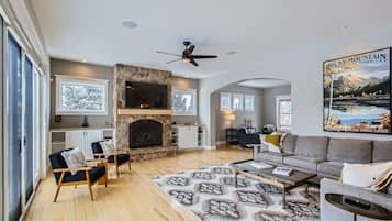 House, 6 Bedrooms | Living area | Smart TV