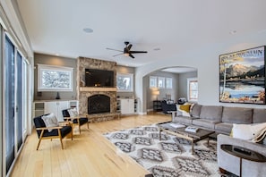 House, 6 Bedrooms | Living area | Smart TV - Mountain Majesty 6 Bedroom Home (Black Hawk)