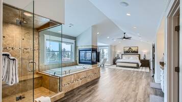 House, 6 Bedrooms | 6 bilik tidur, meja, ruang kerja komputer riba, seterika/papan seterika