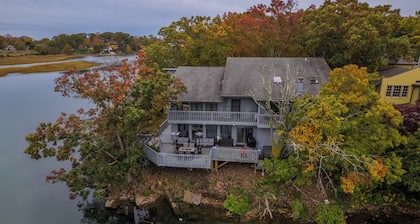 Fun 3-Bed Fishing/Game lodge.
Tranquil River leads to LIS, WiFi, in East Haven.