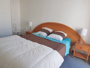 3 bedrooms, desk, iron/ironing board, free WiFi