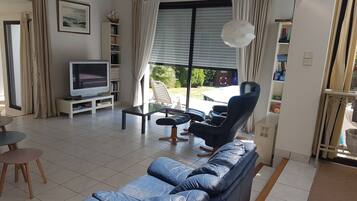 Smart-TV, Tischtennisplatte, Bücher