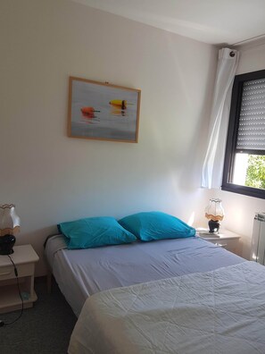 3 habitaciones, escritorio, tabla de planchar con plancha y wifi gratis 