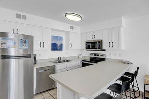 Kjøleskap, mikrobølgeovn, ovn og kokeplater