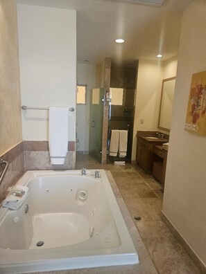 Dusche, Whirlpool, Haartrockner, Handtücher
