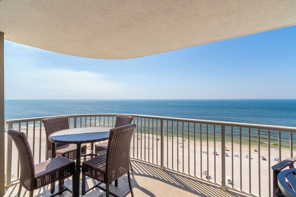 Outdoor dining - Tradewinds 1101 by Liquid Life (Orange Beach)