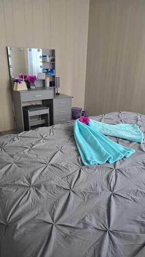 2 bedrooms, in-room safe, desk, iron/ironing board