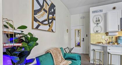 Stylish Tucson Studio Getaway Near Zoo & Downtown!
