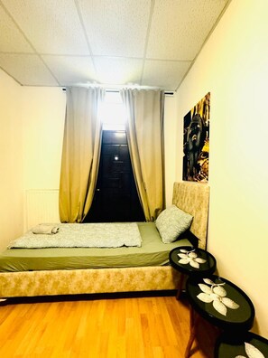 Habitación básica | Tabla de planchar con plancha y wifi gratis 