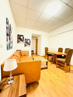 Interior - Cozy 2BR Apt Sleeps 6 Direct City Access (Vienna)