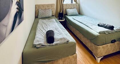 Cozy 2BR Apt Sleeps 6 Direct City Access