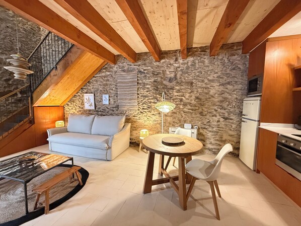 TV - Agi Porthos 800 Apartamento for rent in Roses Girona. (Roses)