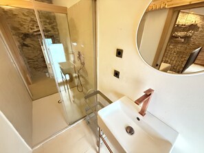 Shower, towels - Agi Porthos 800 Apartamento for rent in Roses Girona. (Roses)