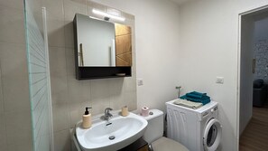 Asciugacapelli, asciugamani, sapone, carta igienica