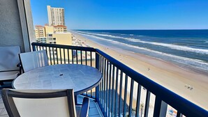 Un balcon avec vue sur une plage et l’océan.