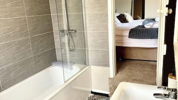 Haartrockner, Handtücher, Seife, Toilettenpapier