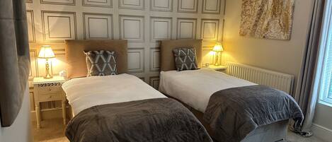 2 chambres, coffres-forts dans les chambres, fer et planche à repasser