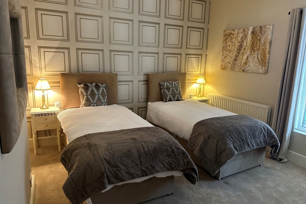 Can be made in to superking bed or twin room.