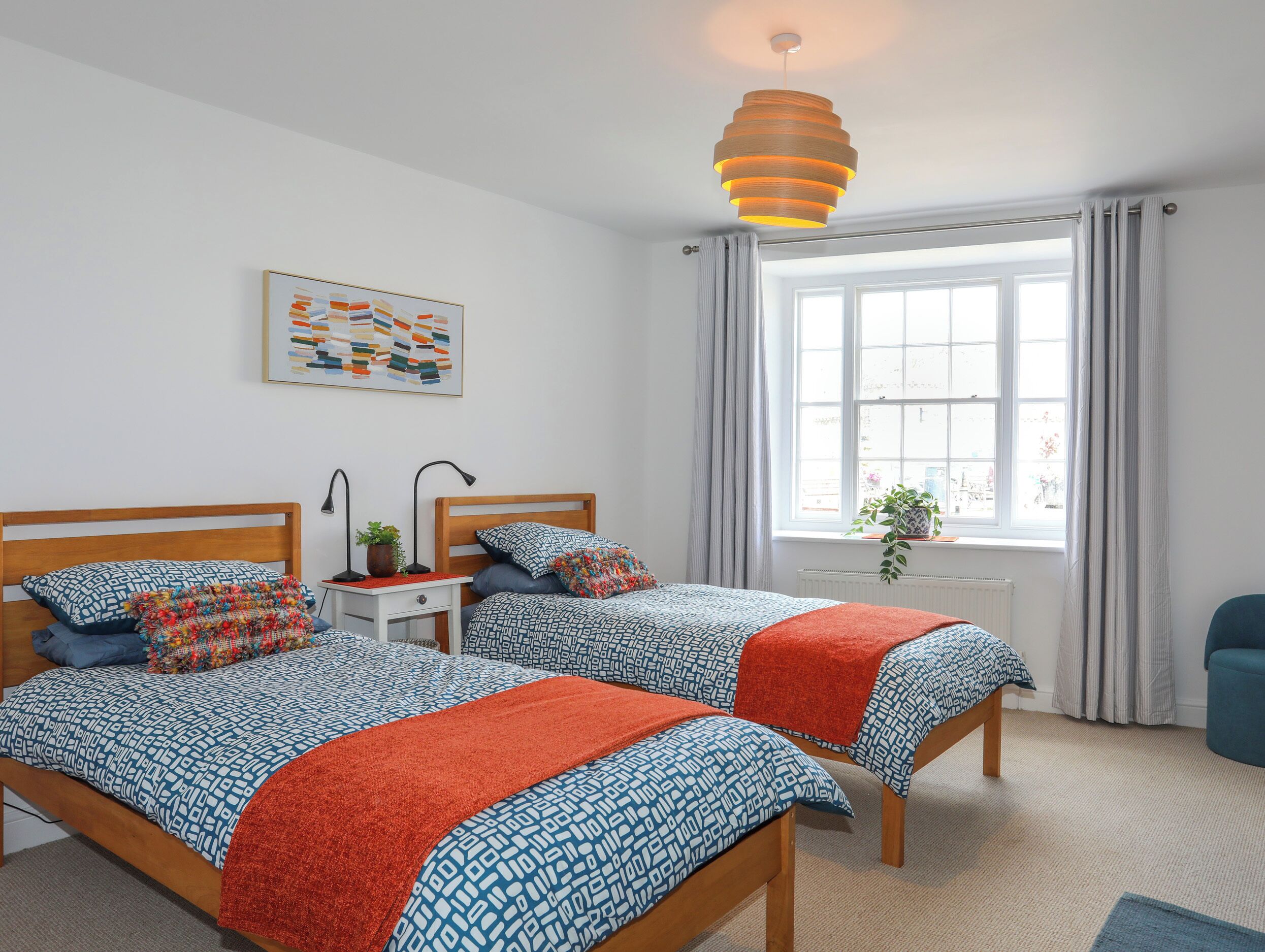 2 عدّة غرف نوم وبديكورات فريدة لكل غرفة وطراز فريد لكل وحدة