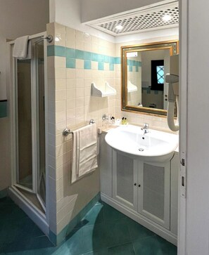 Towels, soap, shampoo, toilet paper - Amarestyle IGV Club Santaclara (Palau)