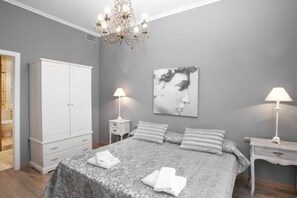 4 slaapkamers, een strijkplank/strijkijzer, wifi