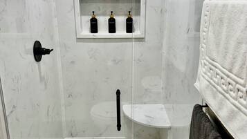 吹风机、毛巾、肥皂、卫生纸