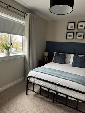 2 عدّة غرف نوم ومكواة/لوح كي وواي فاي وملاءات أسرّة