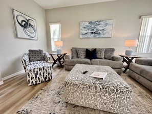 Smart TV - Spacious 5BR Gated Resort Villa w/ Private Pool & Spa – Near Disney! (Davenport)