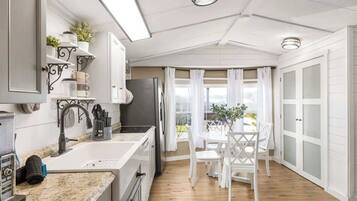 Microondas, horno, parrilla de estufa y lavavajillas