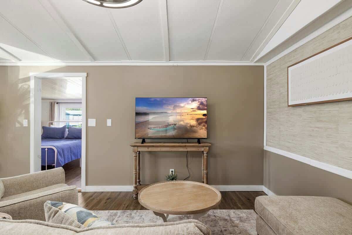 Televisión y oficina 