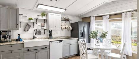 Micro-ondes, four, plaque de cuisson, lave-vaisselle