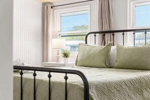 3 slaapkamers, een strijkplank/strijkijzer, reisbedje, wifi