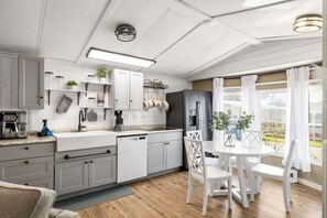 Microondas, horno, placa de cocina y lavavajillas